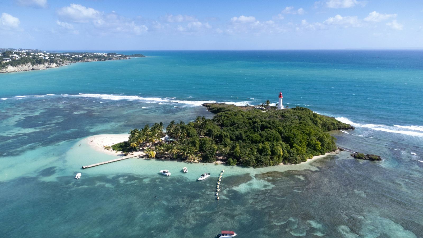 Vue aérienne de l’îlet du Gosier et de son phare, entouré d’un lagon turquoise, en Guadeloupe