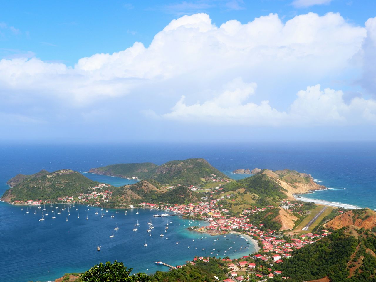 Baie de Terre-de-Haut aux Saintes, en Guadeloupe, vue depuis le Chameau